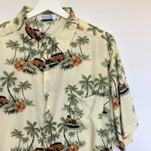 Charger l'image dans la galerie, Chemise hawaïenne motif fleurs et voitures (M)