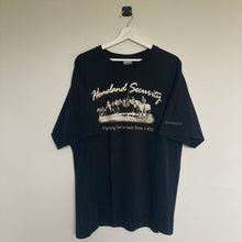 Charger l'image dans la galerie, Tee-shirt vintage noir à imprimé (XL, M/L oversize)