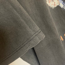 Charger l'image dans la galerie, T-shirt noir vintage Terry Pratchett Maskerade 90's rare (M oversize / L)