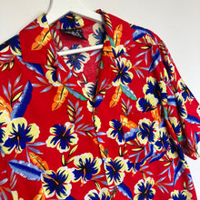 Charger l'image dans la galerie, Chemise hawaïenne rouge à fleurs (M)