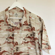 Charger l'image dans la galerie, chemise hawaienne vintage à fleurs ou à motifs homme - magnum