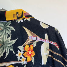 Charger l'image dans la galerie, Chemise hawaienne à motif guitares (M)