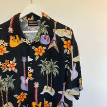 Charger l'image dans la galerie, chemise hawaienne vintage à fleurs ou à motifs homme - guitares palmiers