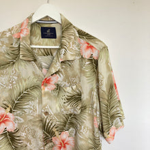 Charger l'image dans la galerie, chemise hawaienne vintage à fleurs ou à motifs homme - magnum