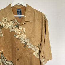 Charger l'image dans la galerie, chemise hawaienne vintage à fleurs ou à motifs homme - magnum