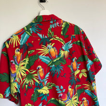Charger l'image dans la galerie, Chemise hawaïenne vintage Made in Hawaii rouge - motifs à fleurs et perroquets