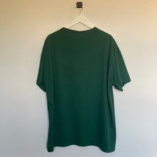 Charger l'image dans la galerie, Tee-shirt graphic vert foncé Oak Island (2XL)