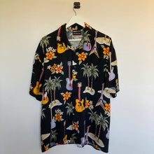 Charger l'image dans la galerie, Chemise hawaienne à motif guitares (M)