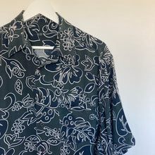 Charger l'image dans la galerie, chemise hawaienne vintage à fleurs ou à motifs homme - magnum