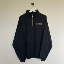 Charger l'image dans la galerie, Sweat vintage noir col à zip 1/4 logo entreprise brodé - unisexe coupe oversize
