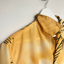 Charger l'image dans la galerie, Chemise hawaïenne jaune motifs surf (M)