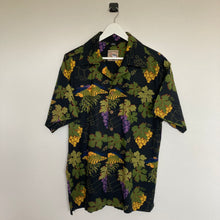 Charger l'image dans la galerie, Chemise vintage à motifs vin / vignoble / vignes pour homme - 100% coton de couleur noir et vert