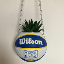 Charger l'image dans la galerie, decoration-ballon-de-basket-transforme-en-pot-de-fleur-nuggets-basketball-planter