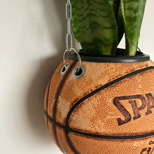 Charger l'image dans la galerie, pot-de-fleurs-ballon-de-basket-spalding-basketball-planter