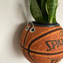 Charger l'image dans la galerie, pot-de-fleurs-ballon-de-basket-spalding-vintage-basketball-planter