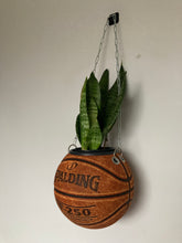 Charger l'image dans la galerie, pot-de-fleurs-ballon-de-basket-spalding-vintage-basketball-planter