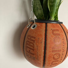 Charger l'image dans la galerie, pot-de-fleurs-ballon-de-basket-vase-basketball-planter