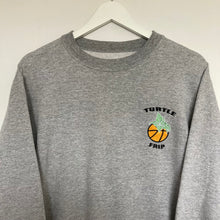 Charger l'image dans la galerie, sweat-turtle-frip-vintage-homme-oversize-gris-clair