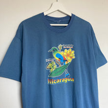 Charger l'image dans la galerie, t-shirt-bleu-homme-vintage-imprime-animal-exotique-oiseaux