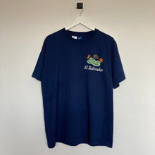 Charger l'image dans la galerie, t-shirt-bleu-homme-vintage-imprime-au-dos-colore
