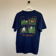 Charger l'image dans la galerie, t-shirt-bleu-homme-vintage-imprime-au-dos-colore