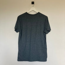 Charger l'image dans la galerie, t-shirt-graphique-gris-homme