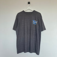 Charger l'image dans la galerie, t-shirt-gris-homme-vintage-imprime-au-dos