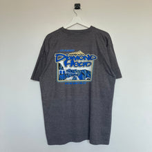 Charger l'image dans la galerie, t-shirt-gris-homme-vintage-imprime-au-dos