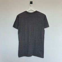 Charger l'image dans la galerie, t-shirt-gris-homme-vintage-imprime-hawaii-surfeur