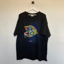 Charger l'image dans la galerie, t-shirt-noir-homme-vintage-imprime-graphique-multicolore