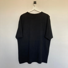 Charger l'image dans la galerie, t-shirt-noir-homme-vintage-imprime-graphique-multicolore