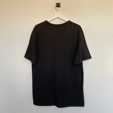 Charger l'image dans la galerie, t-shirt-noir-homme-vintage-imprime-moutain-loup-multicolore