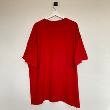 Charger l'image dans la galerie, t-shirt-rouge-homme-vintage-imprime-animal-jamaica-exotique-perroquet