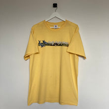 Charger l'image dans la galerie, t-shirt-vintage-homme-jaune-pastel-a-imprime-motif