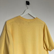 Charger l'image dans la galerie, t-shirt-vintage-homme-jaune-pastel-a-imprime-motif