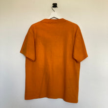 Charger l'image dans la galerie, t-shirt-vintage-homme-orange-a-imprime-souvenir-tee
