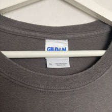 Charger l'image dans la galerie, T-shirt graphique (XL)