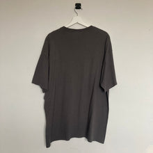 Charger l'image dans la galerie, T-shirt graphique (XL)