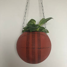 Charger l'image dans la galerie, vase-original-avec-un-ballon-de-basket-transforme-en-pot-de-fleurs-ou-cache-pot-décoration