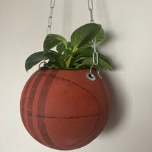 Charger l'image dans la galerie, vase-original-avec-un-ballon-de-basket-transforme-en-pot-de-fleurs-ou-cache-pot-décoration