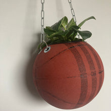 Charger l'image dans la galerie, vase-original-avec-un-ballon-de-basket-transforme-en-pot-de-fleurs-ou-cache-pot-décoration