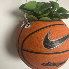 Charger l'image dans la galerie, vase-original-avec-un-ballon-de-basket-transforme-en-pot-de-fleurs-ou-cache-pot-décoration