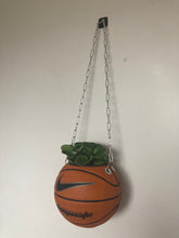 Charger l'image dans la galerie, vase-original-avec-un-ballon-de-basket-transforme-en-pot-de-fleurs-ou-cache-pot-décoration