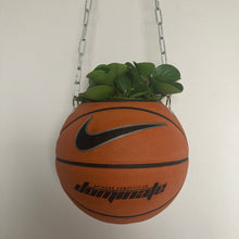 Charger l'image dans la galerie, vase-original-avec-un-ballon-de-basket-transforme-en-pot-de-fleurs-ou-cache-pot-décoration