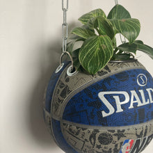 Charger l'image dans la galerie, vase-original-avec-un-ballon-de-basket-transforme-en-pot-de-fleurs-ou-cache-pot-décoration