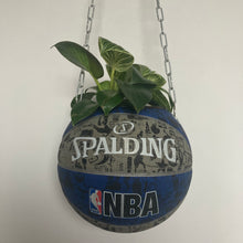 Charger l'image dans la galerie, vase-original-avec-un-ballon-de-basket-transforme-en-pot-de-fleurs-ou-cache-pot-décoration