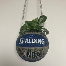 Charger l'image dans la galerie, vase-original-avec-un-ballon-de-basket-transforme-en-pot-de-fleurs-ou-cache-pot-décoration