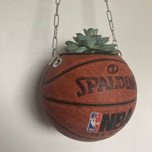 Charger l'image dans la galerie, vase-original-avec-un-ballon-de-basket-transforme-en-pot-de-fleurs-ou-cache-pot-décoration