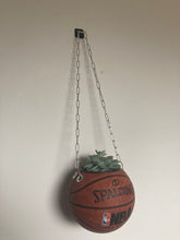 Charger l'image dans la galerie, vase-original-avec-un-ballon-de-basket-transforme-en-pot-de-fleurs-ou-cache-pot-décoration