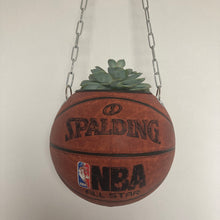 Charger l'image dans la galerie, vase-original-avec-un-ballon-de-basket-transforme-en-pot-de-fleurs-ou-cache-pot-décoration